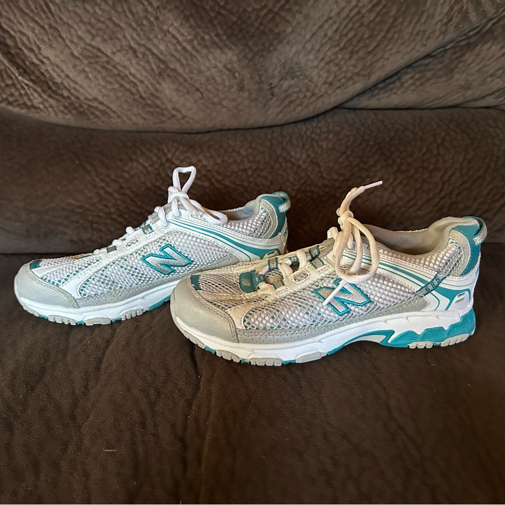 New Balance Abzorb 685 White w/ Silver and Teal Sneakers, women’s size 5